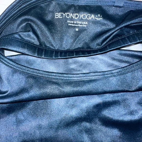 BEYOND YOGA Size Medium Tank Cropped - Picture 2 of 3